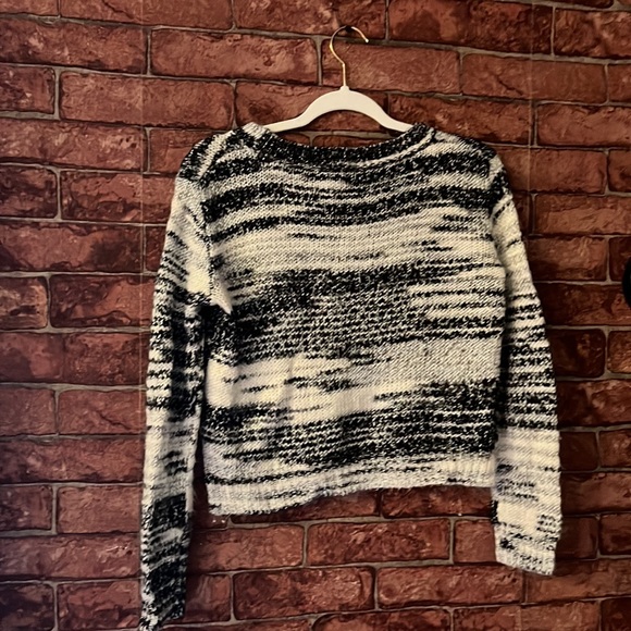 Black and white sweater - Picture 2 of 4